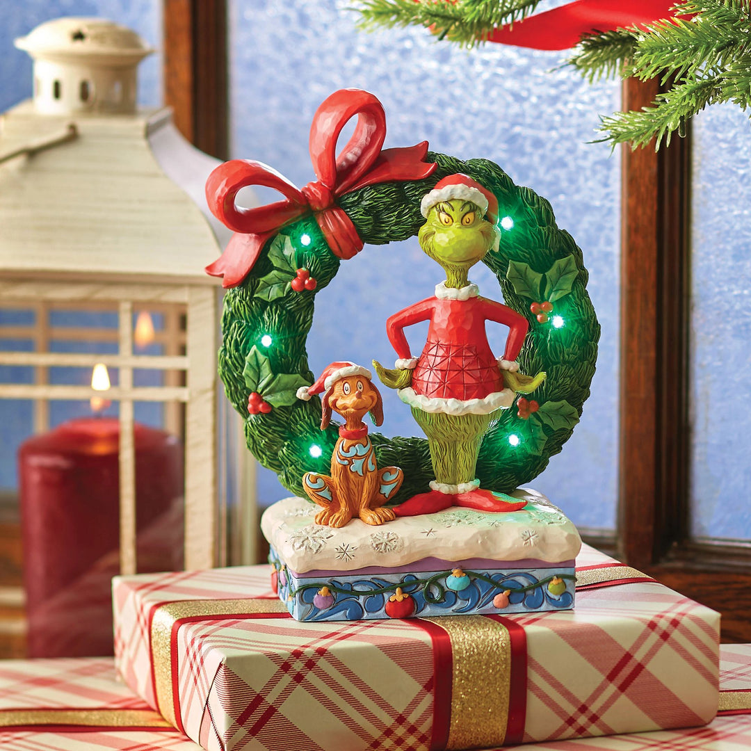 Grinch & Max in Wreath Fig